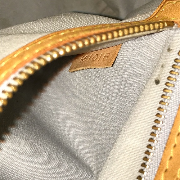 Auth. Louis Vuitton Reade - Picture 7 of 14